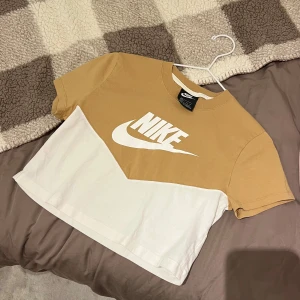 Nike crop top, xs  - Snygg och bekväm crop top från Nike i en härlig färgkombination. Mycket bra skick!
