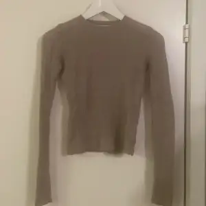 Säljer en snygg beige ribbad tröja från Zara i storlek S. Den är perfekt för både höst och vår med sin långärmade design. Tröjan har en enkel och stilren look som passar till det mesta. Perfekt för en casual dag eller att klä upp med accessoarer. 🧥✨