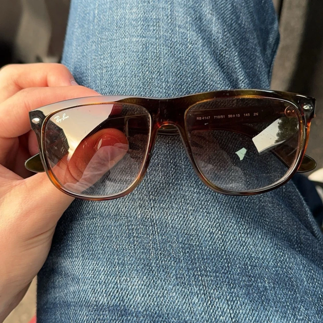 Ett par ray ban sol glasögon 