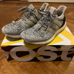 Ultraboost 3.0 Oreo - Ultraboost 3.0 i colorway Oreo. Yttersulan är sliten men toppen är i bra skick.