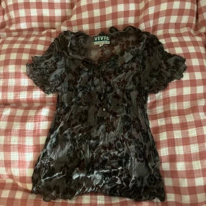 Söt mesh topp - Köpt här på plick men har inte haft någon användning av den! Aldrig använt så den är i bra skick! Den är väldigt genomskinlig dock. Skriv för mer bilder 