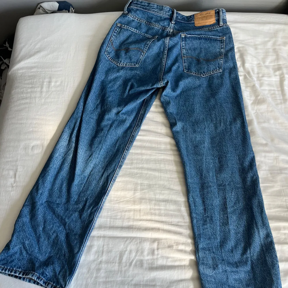 Säljer dessa Jack n Jones jeans då de inte används. Dom är använda ca 4ggr. Modellen heter Alex och är baggy. Nypris 599. Jeans & Byxor.