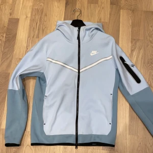 Nike tech fleece - Storlek S, använd 3 gånger. Nypris 1400kr från JD
