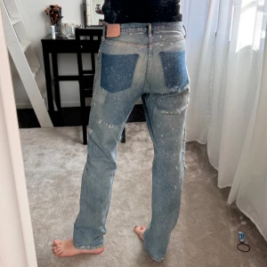 Acne Studios blå konst jeans - Acne Studios Blå Konst Jeans med blåa konturer av fickor där bak. Jeansen är i storlek 28/32 och är sjukt trendiga🫶 Köpta på Acne butiken i Stockholm och är idag svåra att få tag på!