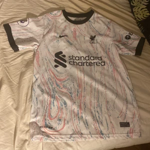Liverpool tröja - Mohammed Salah tröja i perfekt skick Vit ljusblå och rosa fotbollströja som passar som träningströja och vanlig