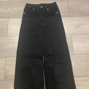 Jeans H&M - Helt oanvända, har 2 par likadana (75 kr st eller 140 för båda).  Finns i Stockholm🌸