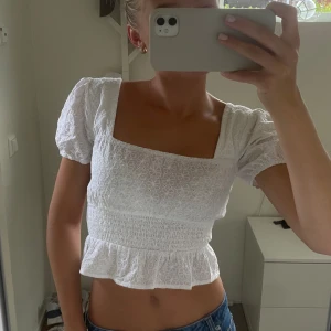 Vit topp/blus - Skriv innan ni köper då jag även säljer på Vinted💕💕 😍Passa på nu när de är gratis frakt!!!😍Säljer denna superfina toppen/blusen från nakd som inte kommer till användning💕bra skick! Storlek 34💕💕