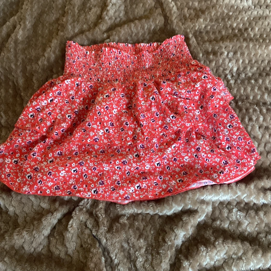 Röd blommig kjol från Divided