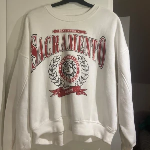 Sweatshirt  - En fin sweatshirt ifrån märket stay💕storlek S i jätte fint skick, endast använd få gånger!! Perfekt nu till hösten 