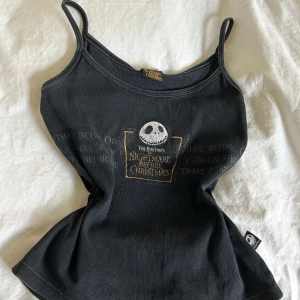 Babytee!  - Jätte söt Babytee med motiv på! Använd fåtal gånger. Säljer då den inte kommer till användning. Bra material! 