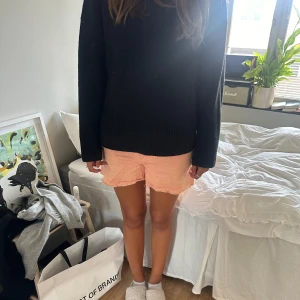 Jeanskjol - Skitsnygga jeans shorts❣️ så snygg färg!! De är i st L men jag brukar ha typ s/m och tycker de sitter sjukt snyggt❣️ 