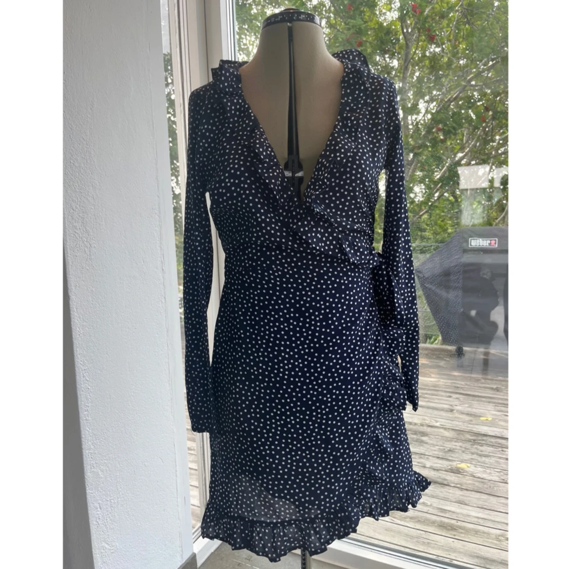 Blå prickig klänning