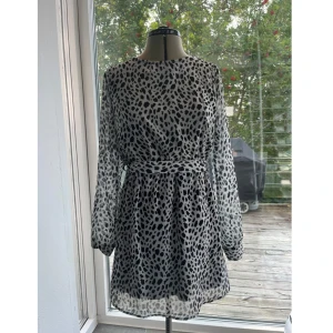 Mönstrad klänning - Super fin mönstrad klänning från NA-KD. Mycket bra skick endast använt ett fåtal gånger.