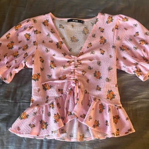 blus/topp - justerbar längd eftersom de är knyte🩷storlek xs men passar även s