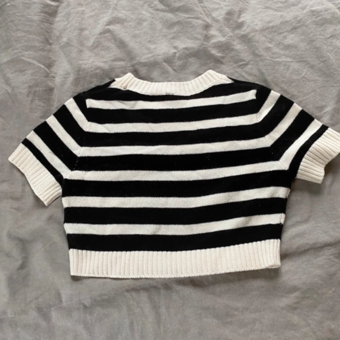 Svart och vit randig stickad tröja - 92