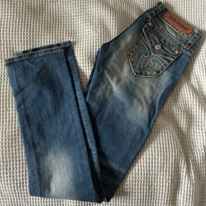 Rock revival jeans W27 - Helt nya rock revival jeans. Lågmidjade men bootcut. Kan inte visa på då dem är för små för mig men dem sitter som true religion.