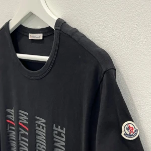 Moncler tshirt  - Väldigt bra skick, knappt använt, kvitto finns, ordinarie pris: 1865kr