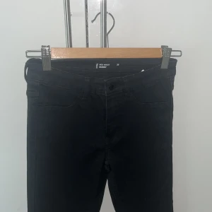 Skinny mid waist jeans  - Storlek 36, köpt från butiken sinsay, köpt för 200 kronor, säljer för 80 kr + frakt 🚚. De är mid waist skinny jeans, använt 3-4 gånger , säljer då de inte är min stil längre, kom för fler bilder eller mått privat !! Pris kan diskuteras dock !! 👌🏼