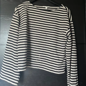 Tröja - Tröja i beige och svart. Några trådar som gått upp.