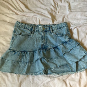 Volangkjol  - Superfin jeanskjol med volanger från Gina. Helt ny. Endast testat och tagit bort lappen. Köpte på Plick men va lite stor för mig. 