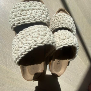 duffy sandaler - ett par super gulliga sandaler💞de är värkligen så fina och dom har inga skador elle något de är typ som nya,köpte dom för att ha till skolavslutningen och någon gång till stranden🩷