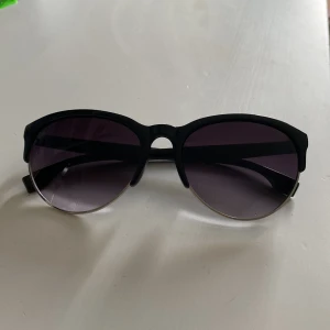 Snygga solglasögon 😎🕶️✨ - Den fjärde bilden beskriver hur ljuset ser ut när man har på sig dom 💜