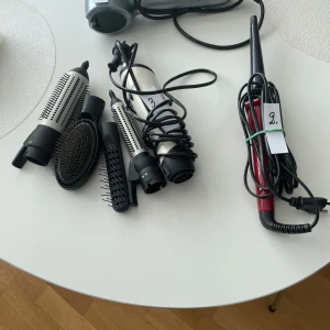 Hårstyling,hårinpackning, lampor - Varmluftsborstar Remington, locktång Axén lite använda. Hårbalsam ca 25 st. Skomakarlampa oanvänd, Italiensk style lampa.
