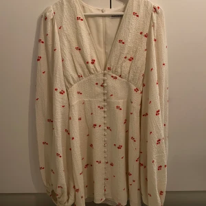 Adoore klänning - Adoore klänning, Florence dress. Aldrig använd, prislapp kvar. Storlek 36