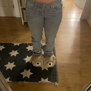 Grå jeans - Säljer ett par grå jeans i bra skick. De är midwaist och har en straight passform. Perfekta för vardagsbruk och kan matchas med det mesta. nypris - 500