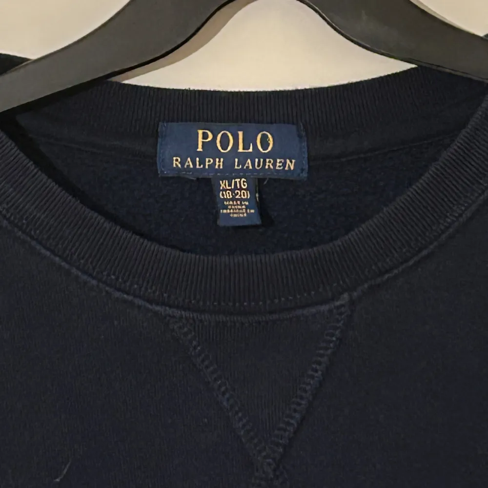 Fett polo hoodie i ett topp skick köpt på internet för 1000kr. Inga fläckar eller hål. Pris kan diskuteras. Hoodies.