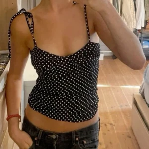 Prickig body från zara - En jättefin prickig body från zara, men den går ändå att vika upp och ha som på första bilden. Skriv för fler bilder! Dragkedjan är lite trög men den funkar fortfarande! ❣️❣️