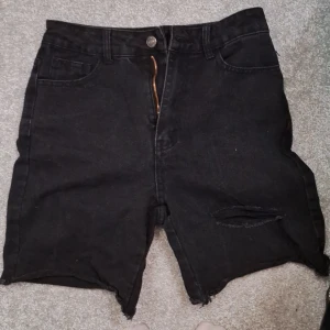 Overzised demin shorts - Ett par super coola jeans shorts i en oversized modell som qldrig används