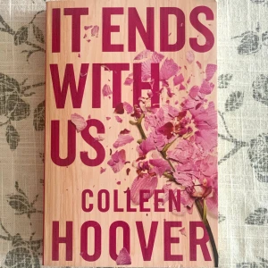 It Ends With Us - Bok som är i nyskick. Det finns ingen tecken av användning på sidorna. Texten är på engelska och har 384 sidor.