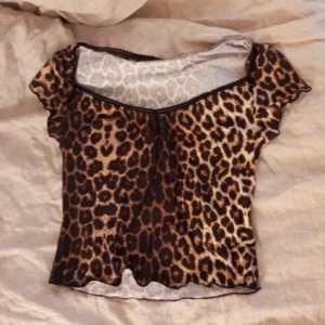 Leopard tröja 🐆 - Helt ny Leopard tröja i storlek L skulle säga att den passar Storlek M,helt ny med lappar på och aldrig använd,detalj med rosett 
