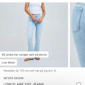 Jätte fina trendiga never denim ljusblå lågmidjade,utsvängda jeans från bikbok!   Benlängd 31 