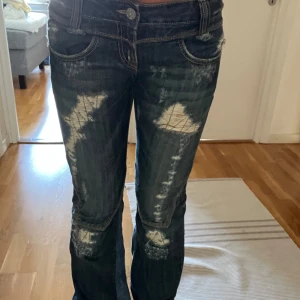 Lågmidjade bootcutjeans⚡️💙 - Supersnygga jeans med skitcoola detaljer⚡️⚡️jag har sytt ut de i benen! Är inte säker att jag vill sälja så kom med bud!🌟