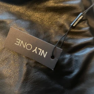 Lågmidjade skinnbyxor - Helt nya lågmidjade skinnbyxor köpta på Plick men helt oanvända med lappen kvar från Nelly xs  