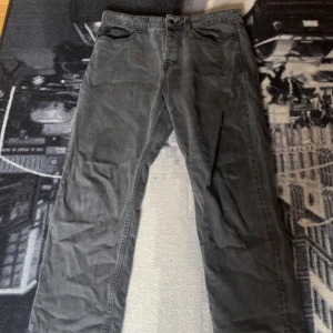 ONLY & SONS JEANS - Säljer nu ett par ljusgråa/mörkgråa jeans från ONLY & SONS som inte längre kommer till användning.