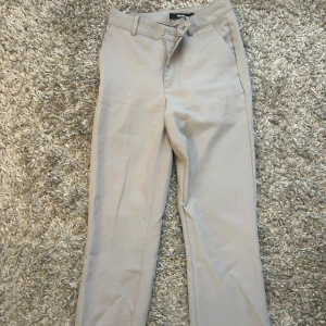 kostymbyxor  - säljer dessa kostymbyxor från bikbok, bra skick, de är uppsydda men passa mig mig perfekt i längden som är 163