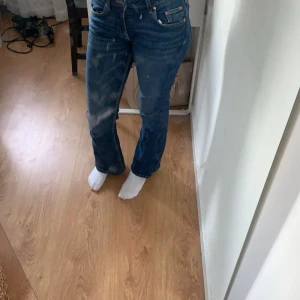 Blå jeans från Gina Tricot - Säljer ett par snygga blå jeans från Gina Tricot. De har en klassisk design med fem fickor och en bekväm passform. Perfekta för vardagsbruk och kan matchas med nästan vad som helst. De är i bra skick och redo för en ny ägare!