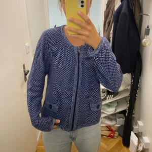 Stickad blå kofta  - Passar en S/M🤩