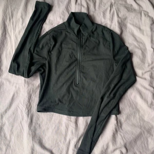 Tröja - Kroppad magtröja med dragkedja 