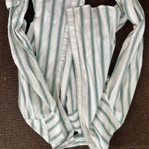 Skjorta från bikbok - Randig skjorta