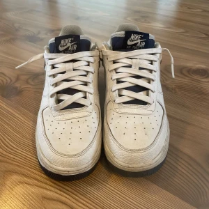Blå vit Air Force 1 - Säljer knappt använda air force 1, säljer dom pga inte de passar längre, om ni vill ha dem tvättade före så kan jag göra det