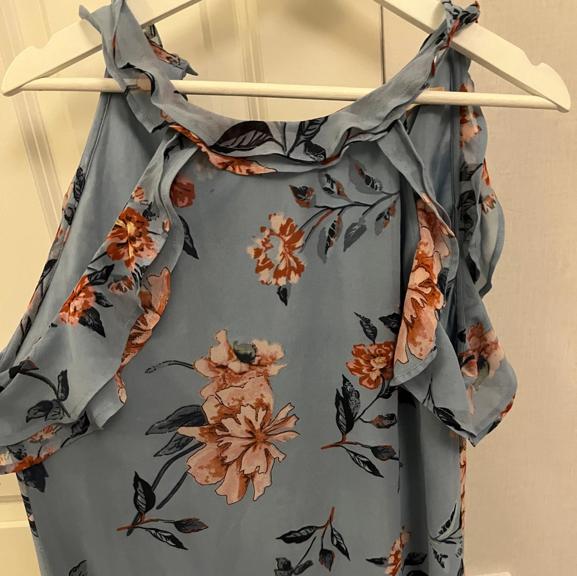 Blommig midiklänning - 90