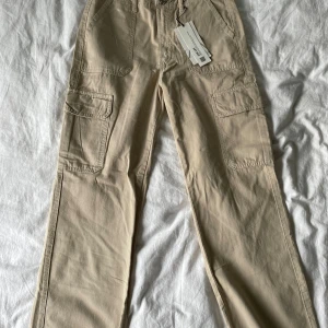 Beige cargobyxor - Säljer ett par snygga beige cargobyxor från zara! Aldrig använda❣️❣️
