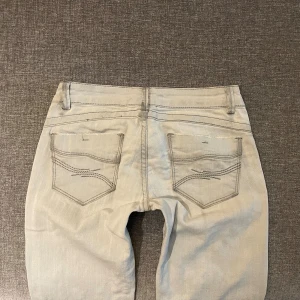 Lågmidjade straight jeans - FRI FRAKT!! Snygga Lågmidjade jeans i storlek 34. Midjemått ca 36 Innerbenslängd ca 82 💞