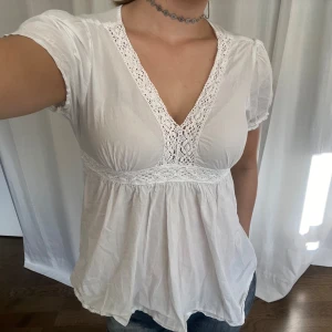 Söt topp - Vit söt blus / topp från John Baner i 100% bomull. Knyts i bak 🤍