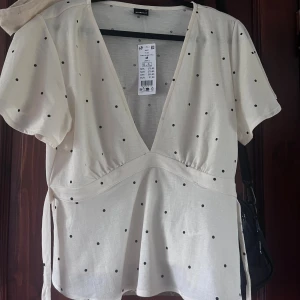 Blus - Beige blus med svarta prickar från Ginatricot. Aldrig använd och prislapp kvar. Strl M