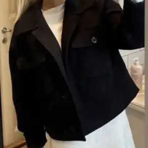 Jätte snygg svart kappa, i ganska bra skick köpte i storlek M då jag vill ha den lite Oversized och inte tight när jag har hoodies under